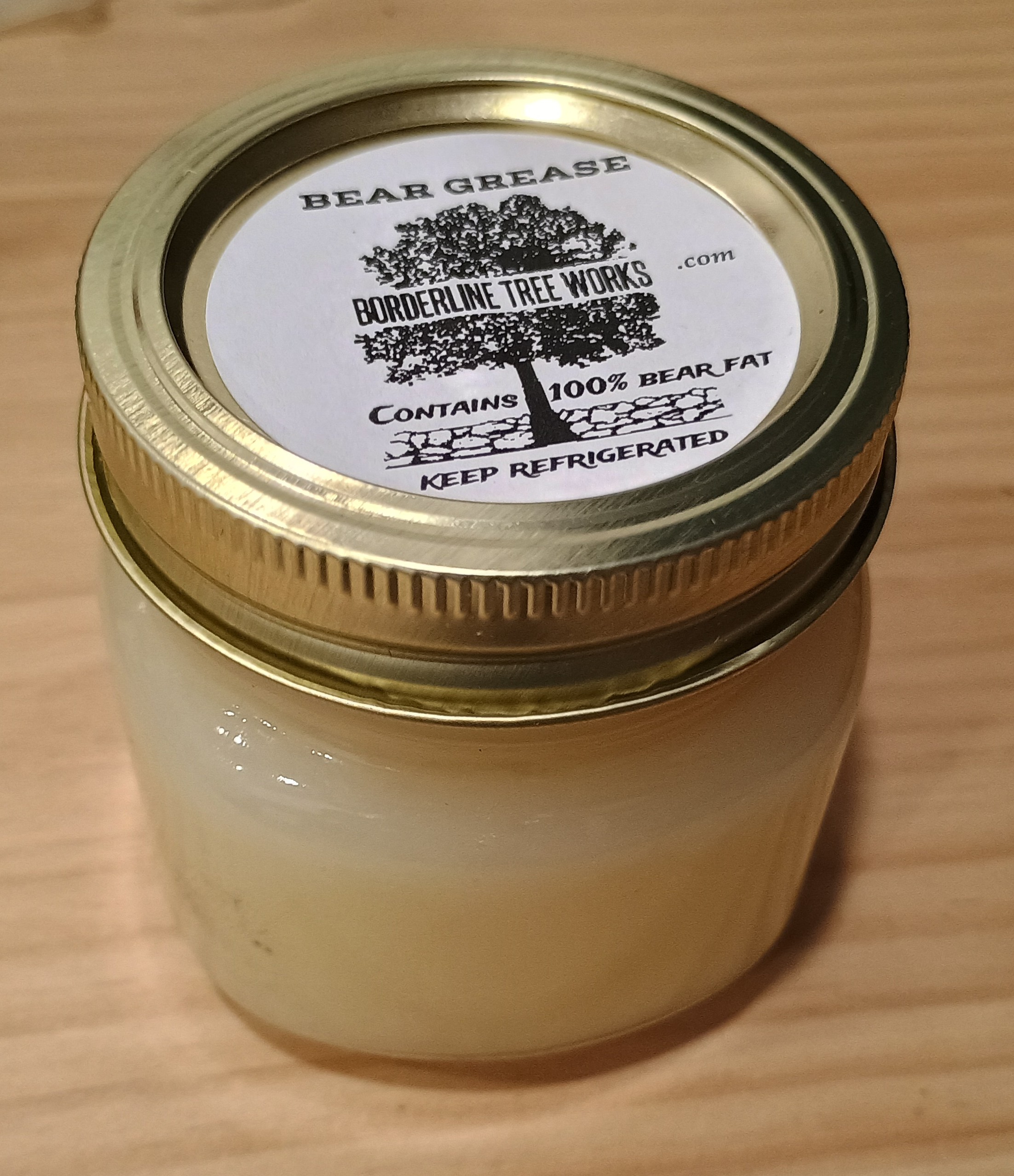 来自 Borderline Tree Works 的一罐提炼过的熊油