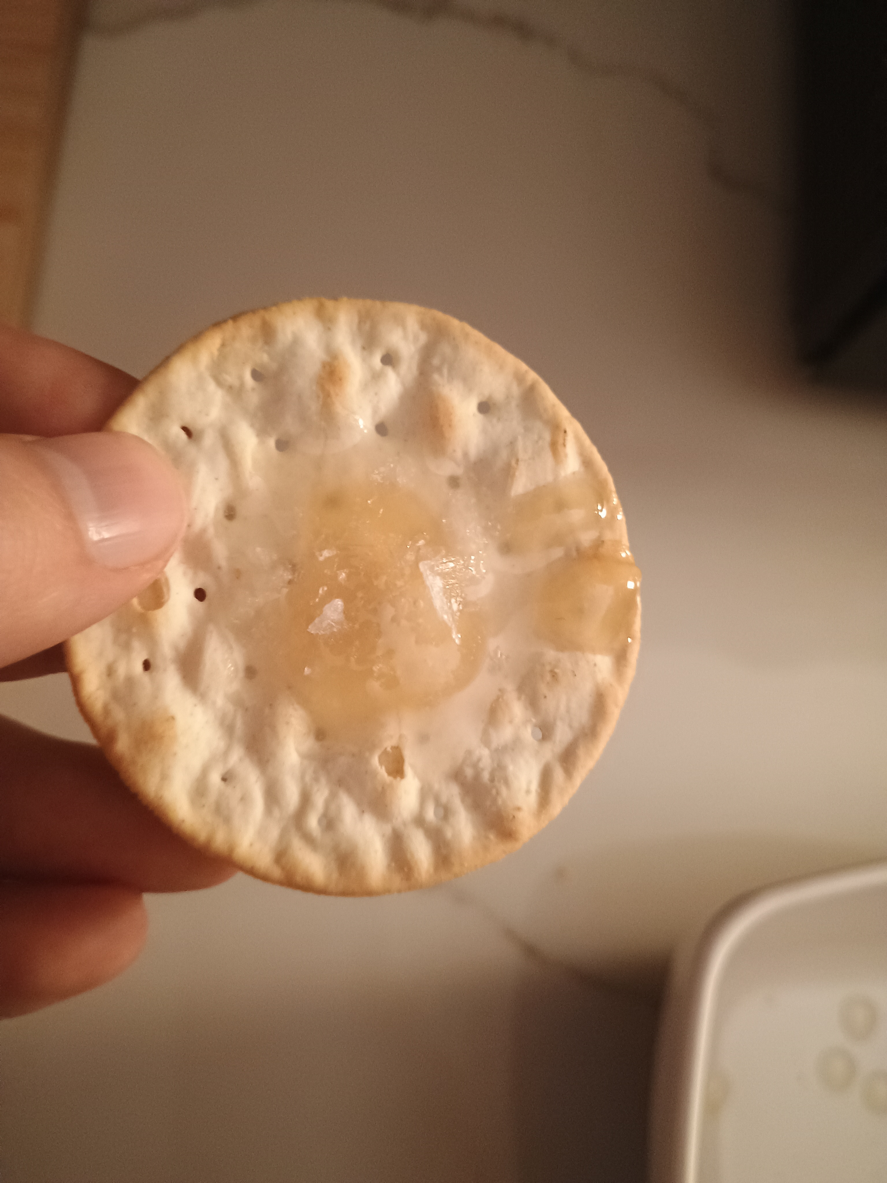 熊油淋上蜂蜜和盐片，放在饼干上